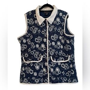 Citicraze woman’s quilted vest, blue and white floral size XL